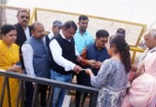 महापौर मुकेश टटवाल ने अवंतिका द्वार पर आधार कार्ड के माध्यम से उज्जैनवासियों की श्री महाकालेश्वर दर्शन व्यवस्था का निरीक्षण किया