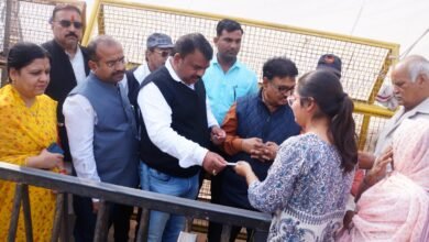 महापौर मुकेश टटवाल ने अवंतिका द्वार पर आधार कार्ड के माध्यम से उज्जैनवासियों की श्री महाकालेश्वर दर्शन व्यवस्था का निरीक्षण किया