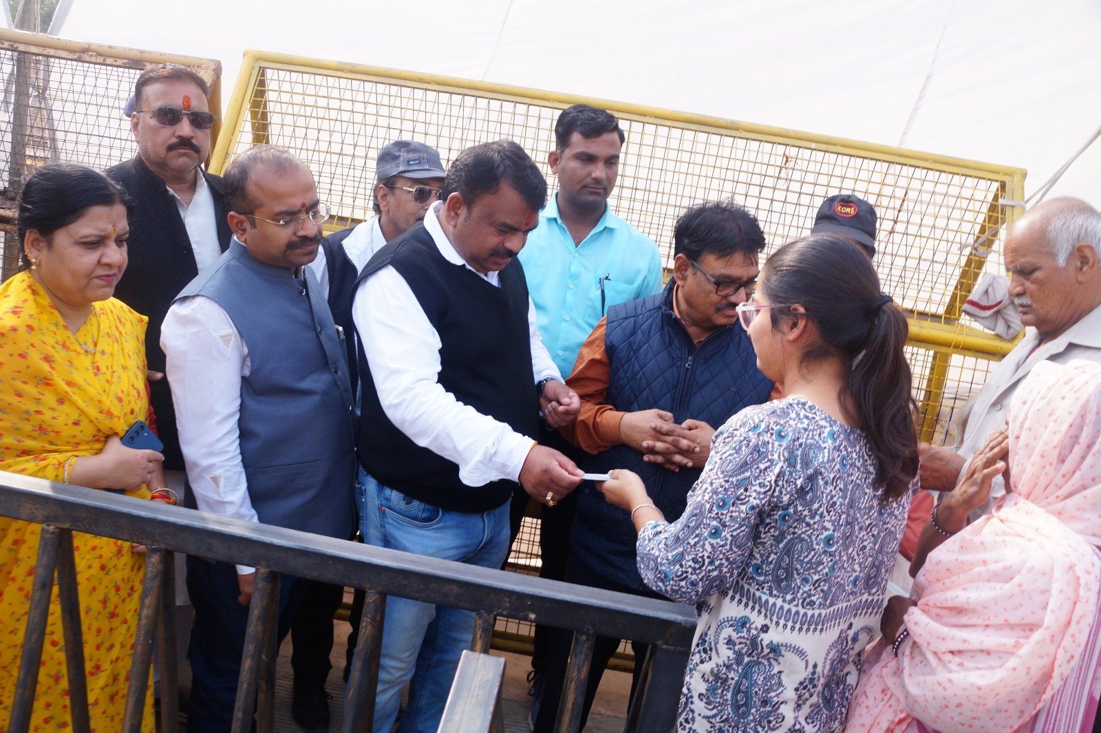 महापौर मुकेश टटवाल ने अवंतिका द्वार पर आधार कार्ड के माध्यम से उज्जैनवासियों की श्री महाकालेश्वर दर्शन व्यवस्था का निरीक्षण किया