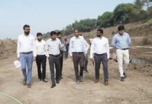 उज्जैन में सिंहस्थ 2028 की तैयारियों के तहत जीवनखेड़ी क्षेत्र में बन रहे नवीन घाट निर्माण कार्य का स्थल निरीक्षण करते अधिकारी