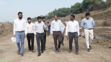 उज्जैन में सिंहस्थ 2028 की तैयारियों के तहत जीवनखेड़ी क्षेत्र में बन रहे नवीन घाट निर्माण कार्य का स्थल निरीक्षण करते अधिकारी