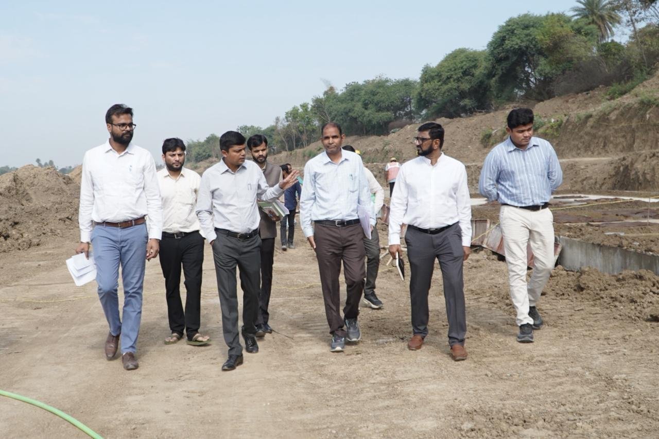 उज्जैन में सिंहस्थ 2028 की तैयारियों के तहत जीवनखेड़ी क्षेत्र में बन रहे नवीन घाट निर्माण कार्य का स्थल निरीक्षण करते अधिकारी