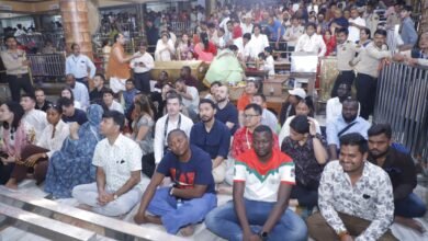 उज्जैन के श्री महाकालेश्वर मंदिर में दर्शन करते अंतरराष्ट्रीय प्रतिनिधिमंडल के सदस्य