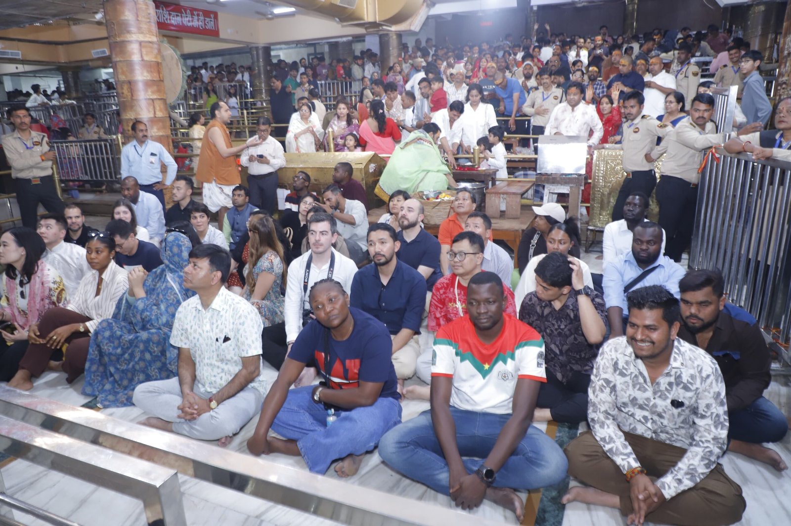 उज्जैन के श्री महाकालेश्वर मंदिर में दर्शन करते अंतरराष्ट्रीय प्रतिनिधिमंडल के सदस्य