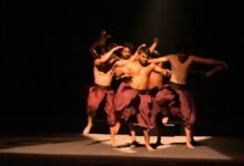 विक्रम उत्सव के दौरान कालिदास अकादमी में अंधायुग नाटक का मंचन करते कलाकार