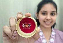 उज्जैन की छात्रा द्वारा मसूर के दानों पर उकेरी गई जगन्नाथ त्रिमूर्ति की सूक्ष्म कला