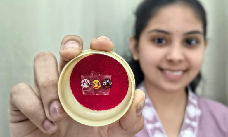 उज्जैन की छात्रा द्वारा मसूर के दानों पर उकेरी गई जगन्नाथ त्रिमूर्ति की सूक्ष्म कला