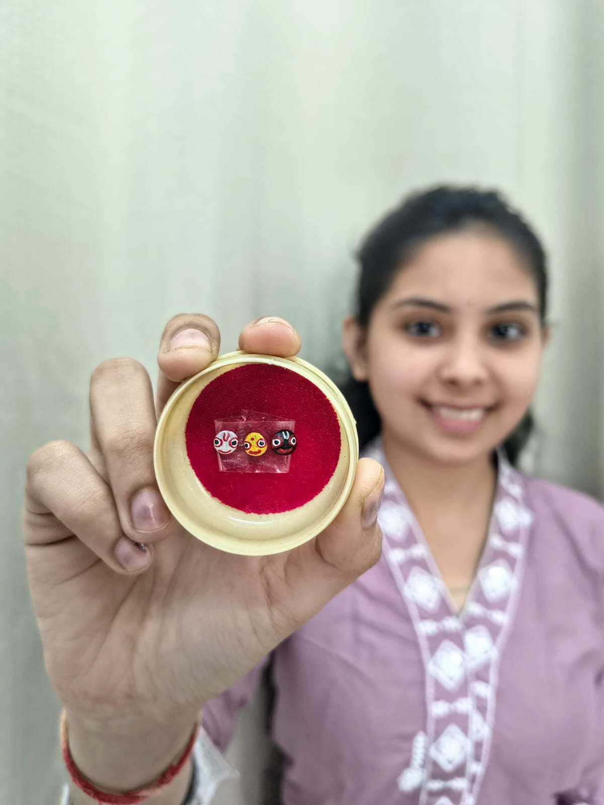 उज्जैन की छात्रा द्वारा मसूर के दानों पर उकेरी गई जगन्नाथ त्रिमूर्ति की सूक्ष्म कला