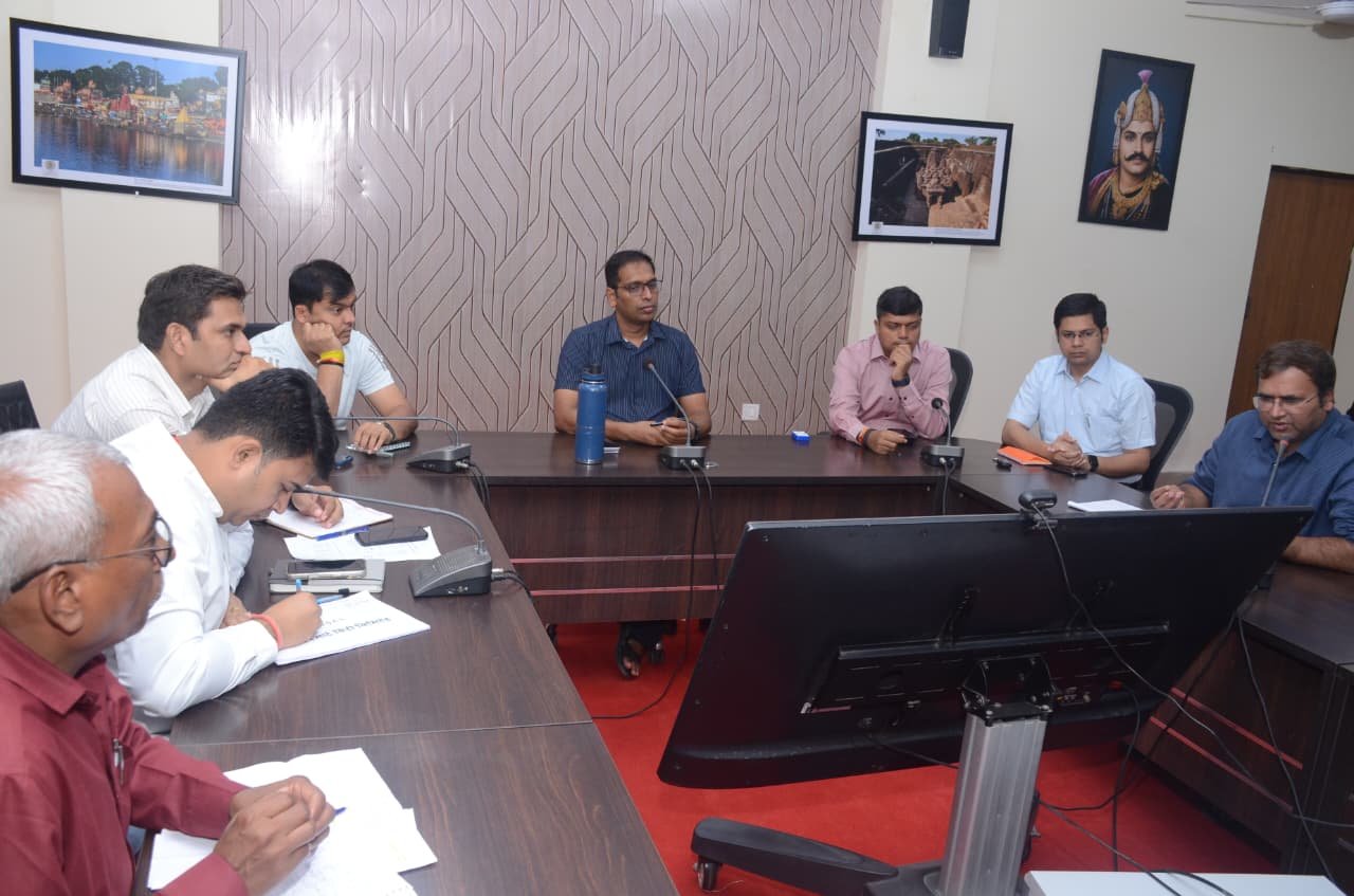 उज्जैन में सिंहस्थ-2028 की तैयारियों और प्रमुख मंदिरों के विस्तारीकरण को लेकर अधिकारियों की समीक्षा बैठक करते हुए।