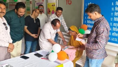 बड़नगर सिविल अस्पताल में राष्ट्रीय पल्स पोलियो अभियान के शुभारंभ के दौरान स्वास्थ्य अधिकारी नवजात बच्चे को पोलियो की दो बूंद पिलाते हुए।