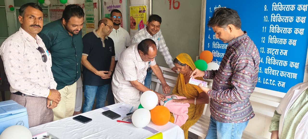 बड़नगर सिविल अस्पताल में राष्ट्रीय पल्स पोलियो अभियान के शुभारंभ के दौरान स्वास्थ्य अधिकारी नवजात बच्चे को पोलियो की दो बूंद पिलाते हुए।