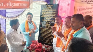 बड़नगर विधानसभा के खेड़ावदा एवं मुण्डत गांव में विकास कार्यों के भूमिपूजन और लोकार्पण के दौरान शिलालेख का अनावरण करते विधायक जितेंद्रसिंह पंड्या।
