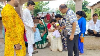उज्जैन के श्री महाकाल लोक में राष्ट्रीय पल्स पोलियो अभियान के दौरान स्वास्थ्यकर्मी श्रद्धालुओं के बच्चों को पोलियो की दवा पिलाते हुए।