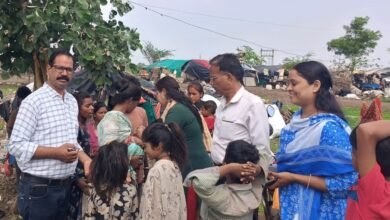 घट्टिया तहसील में राष्ट्रीय पल्स पोलियो अभियान के तहत बच्चों को पोलियोरोधी दवा पिलाती स्वास्थ्य विभाग की टीम।