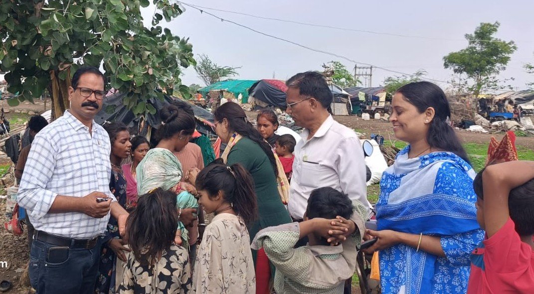 घट्टिया तहसील में राष्ट्रीय पल्स पोलियो अभियान के तहत बच्चों को पोलियोरोधी दवा पिलाती स्वास्थ्य विभाग की टीम।