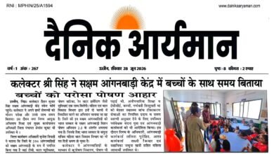 उज्जैन कलेक्टर सक्षम आंगनवाड़ी केंद्र में बच्चों को पोषण आहार परोसते हुए।