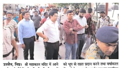 उज्जैन कलेक्टर रोशन कुमार सिंह महाकाल मंदिर परिसर का निरीक्षण करते हुए।