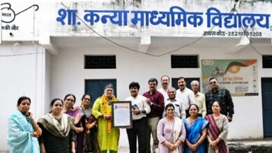 शासकीय कन्या माध्यमिक विद्यालय में सेवानिवृत्ति समारोह के दौरान शिक्षक शैलेंद्र व्यास का सम्मान करते विद्यालय परिवार के सदस्य।
