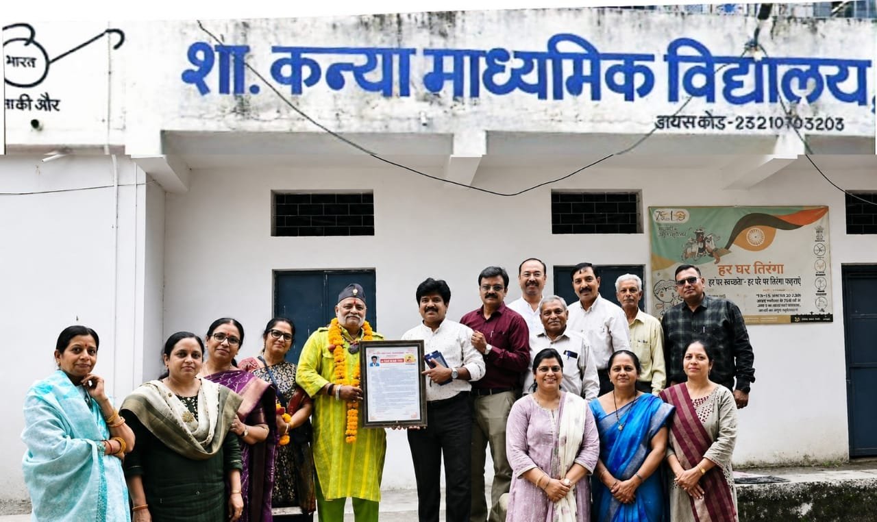 शासकीय कन्या माध्यमिक विद्यालय में सेवानिवृत्ति समारोह के दौरान शिक्षक शैलेंद्र व्यास का सम्मान करते विद्यालय परिवार के सदस्य।