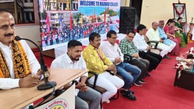 उज्जैन के शासकीय माधव महाविद्यालय में आयोजित दीक्षारंभ समारोह के दौरान मंच से विद्यार्थियों को संबोधित करते हुए डॉ. रवि सोलंकी।