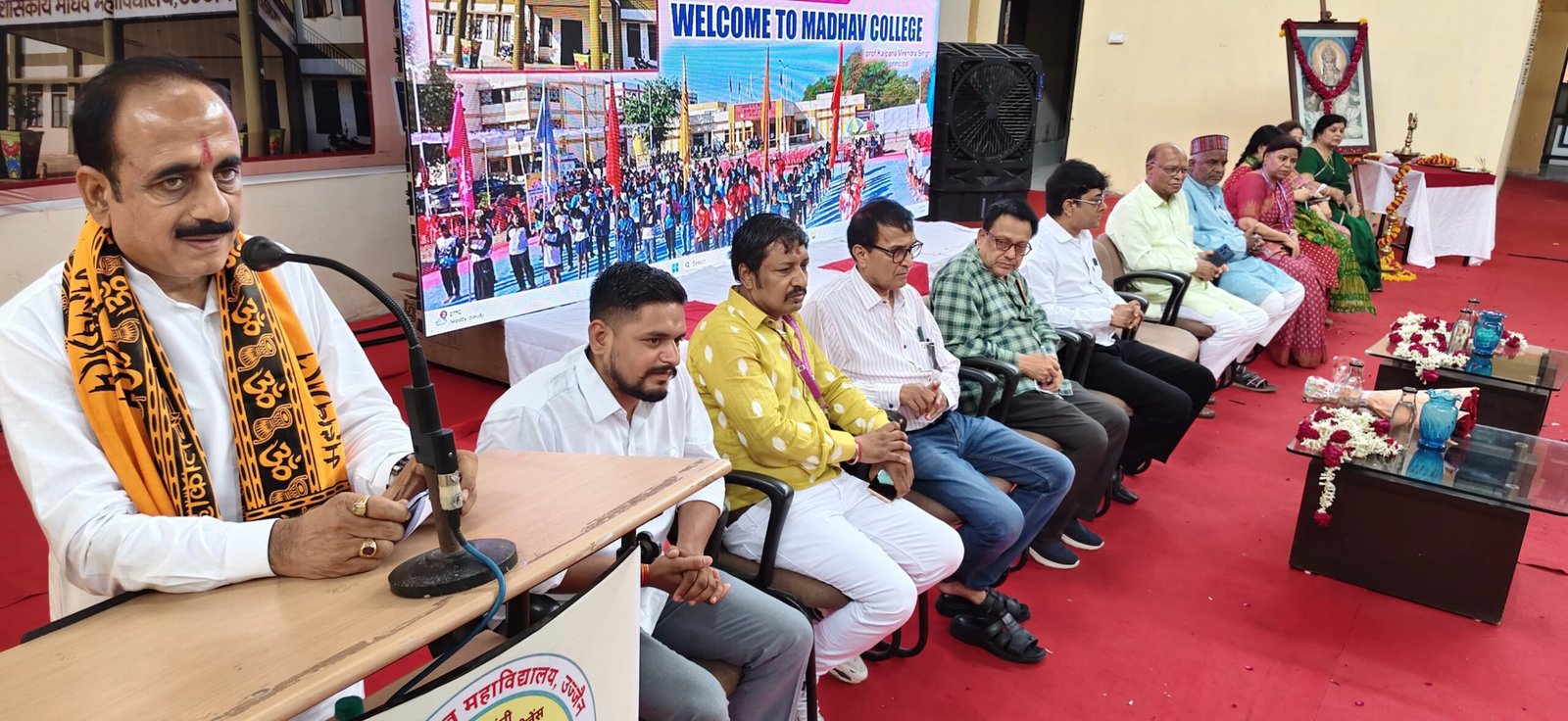 उज्जैन के शासकीय माधव महाविद्यालय में आयोजित दीक्षारंभ समारोह के दौरान मंच से विद्यार्थियों को संबोधित करते हुए डॉ. रवि सोलंकी।
