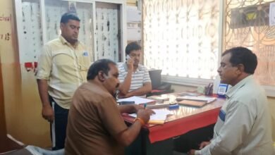 धाकड़ धर्मशाला पर खुले में कचरा फेंकने के मामले में कार्रवाई करते नगर निगम के अधिकारी