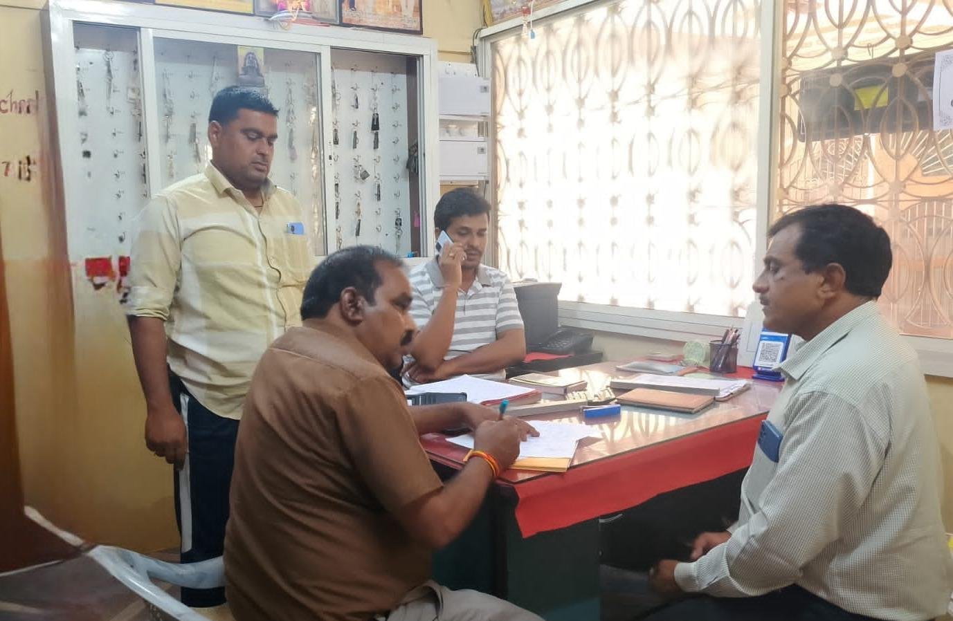 धाकड़ धर्मशाला पर खुले में कचरा फेंकने के मामले में कार्रवाई करते नगर निगम के अधिकारी