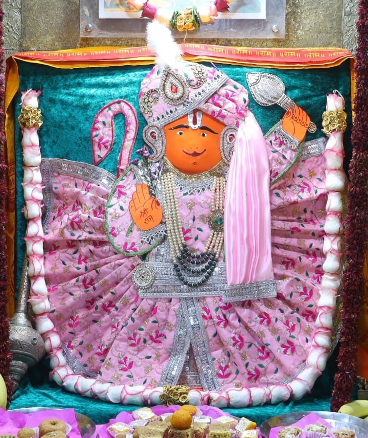 उज्जैन के गुमानदेव हनुमान गढ़ी मंदिर में गुलाबी घटा श्रृंगार में विराजित बाबा हनुमान