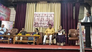 शासकीय कालिदास कन्या महाविद्यालय उज्जैन में आयोजित दीक्षारंभ समारोह के दौरान छात्राओं को संबोधित करते विधायक अनिल जैन कालूखेड़ा।