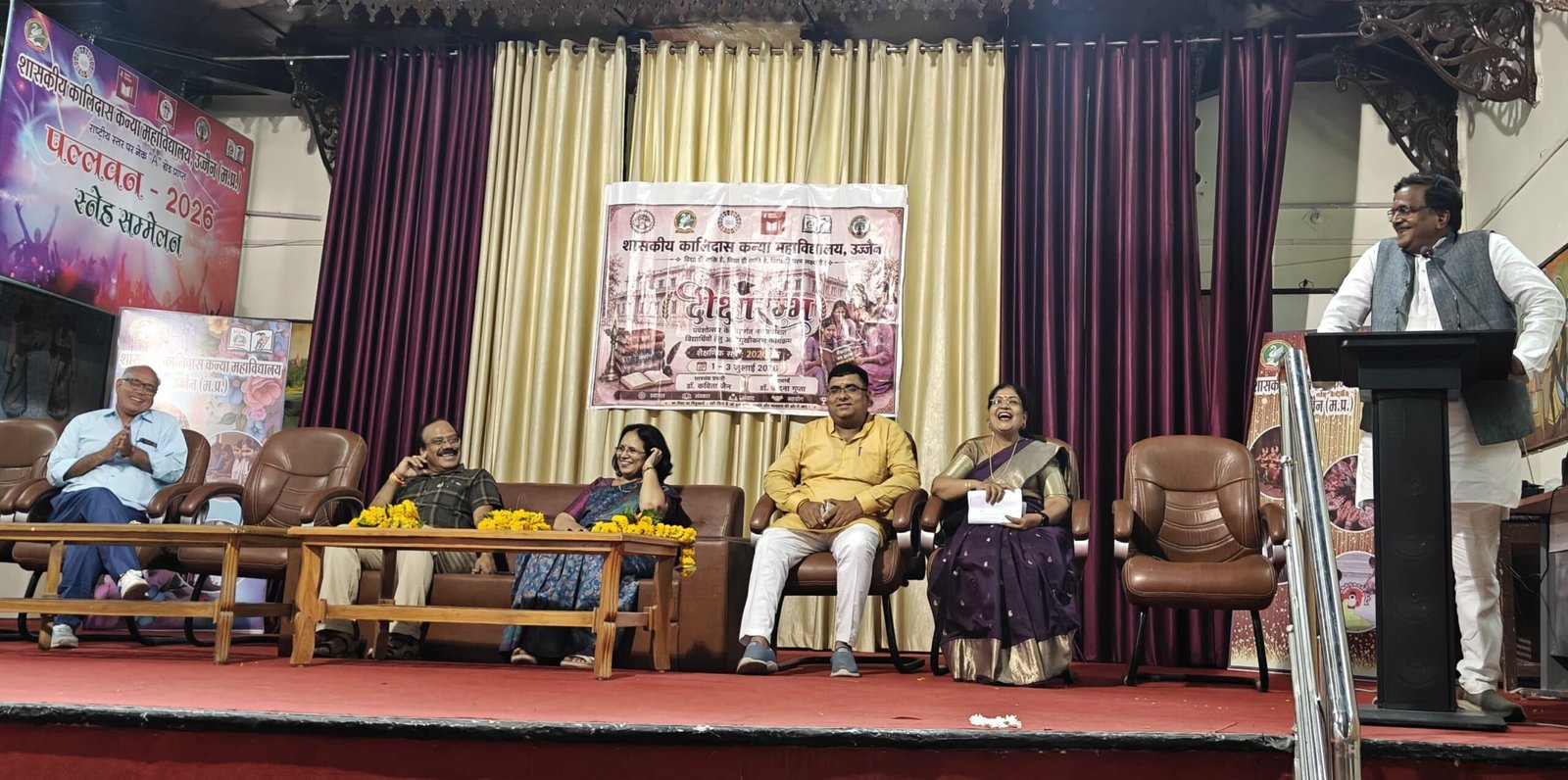 शासकीय कालिदास कन्या महाविद्यालय उज्जैन में आयोजित दीक्षारंभ समारोह के दौरान छात्राओं को संबोधित करते विधायक अनिल जैन कालूखेड़ा।