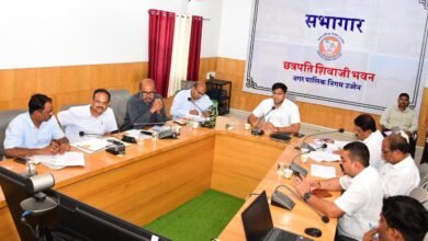 नगर निगम आयुक्त अभिलाष मिश्रा अधिकारियों के साथ समीक्षा बैठक करते हुए