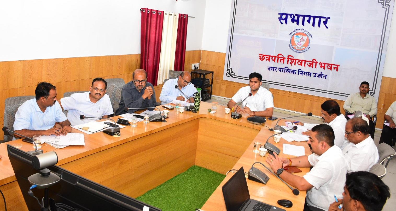 नगर निगम आयुक्त अभिलाष मिश्रा अधिकारियों के साथ समीक्षा बैठक करते हुए