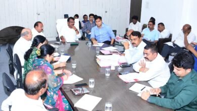 महापौर मुकेश टटवाल की अध्यक्षता में आयोजित मेयर इन काउंसिल की बैठक में सड़क चौड़ीकरण और टीडीआर खरीदी पर चर्चा करते अधिकारी।