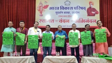 उज्जैन में भारत विकास परिषद के पदाधिकारी पर्यावरण संरक्षण अभियान के तहत कपड़े के थैले का विमोचन करते हुए।