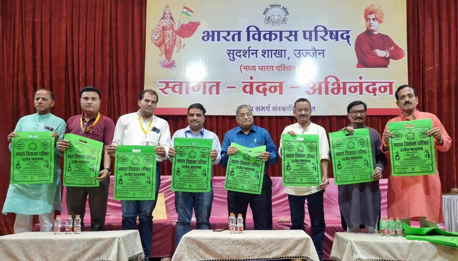 उज्जैन में भारत विकास परिषद के पदाधिकारी पर्यावरण संरक्षण अभियान के तहत कपड़े के थैले का विमोचन करते हुए।