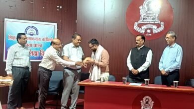 उज्जैन के सम्राट विक्रमादित्य विश्वविद्यालय में शिक्षा संस्कृति उत्थान न्यास के स्थापना दिवस समारोह के दौरान अतिथियों का सम्मान किया गया।
