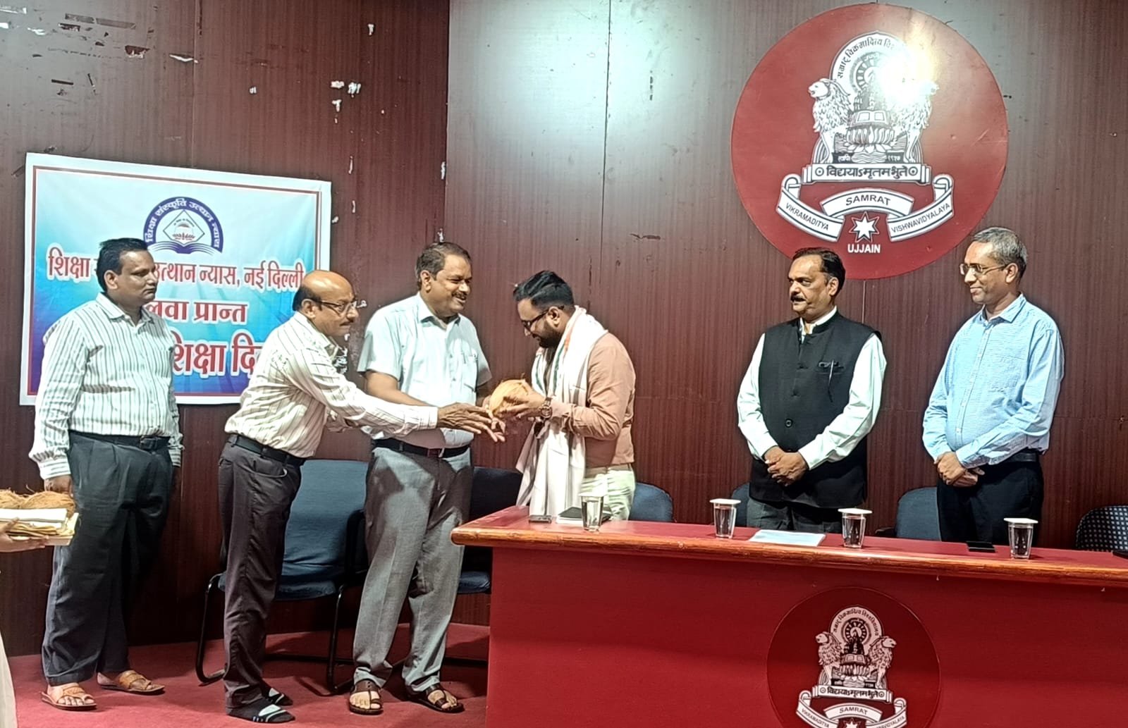 उज्जैन के सम्राट विक्रमादित्य विश्वविद्यालय में शिक्षा संस्कृति उत्थान न्यास के स्थापना दिवस समारोह के दौरान अतिथियों का सम्मान किया गया।