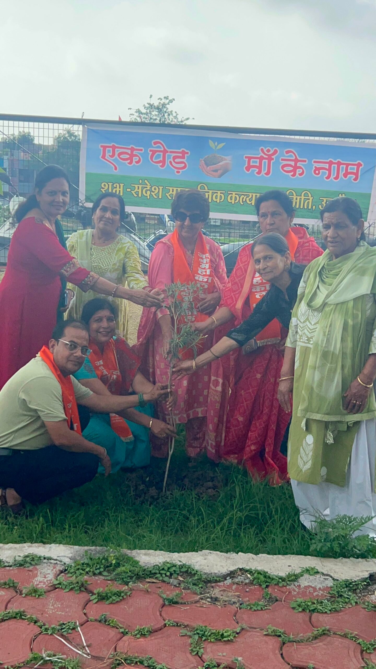 उज्जैन में शुभ संदेश सामाजिक कल्याण समिति द्वारा ‘एक पेड़ माँ के नाम’ अभियान के तहत पौधरोपण करते अतिथि