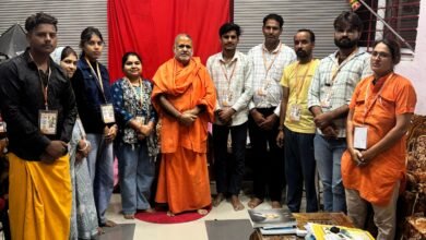 उज्जैन के अर्जी वाले हनुमान मंदिर में स्वामी प्रेमानंद पुरी महाराज और मंदिर ट्रस्ट के सदस्य पौधरोपण अभियान की तैयारियों के दौरान।