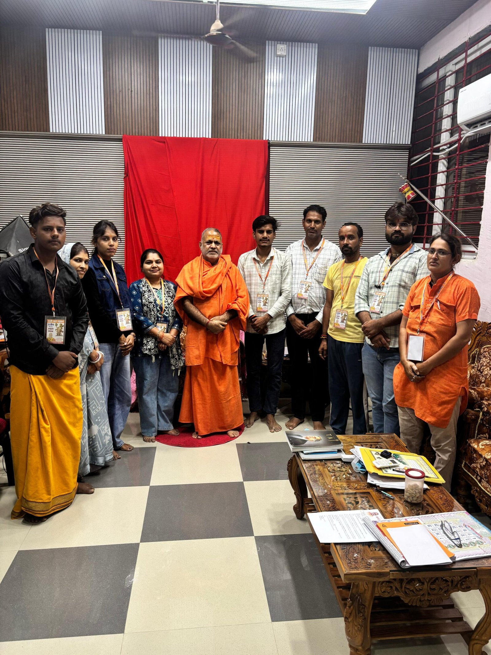 उज्जैन के अर्जी वाले हनुमान मंदिर में स्वामी प्रेमानंद पुरी महाराज और मंदिर ट्रस्ट के सदस्य पौधरोपण अभियान की तैयारियों के दौरान।