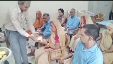 उज्जैन के अपंग आश्रम में ब्रिगेडियर मोहम्मद उस्मान के शहीदी दिवस पर आश्रमवासियों को फल और खाद्य सामग्री वितरित करते समाजसेवी।