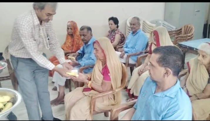 उज्जैन के अपंग आश्रम में ब्रिगेडियर मोहम्मद उस्मान के शहीदी दिवस पर आश्रमवासियों को फल और खाद्य सामग्री वितरित करते समाजसेवी।