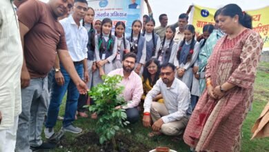 महिदपुर की ग्राम पंचायत में जिला पंचायत सीईओ श्रेयांस कुमट अधिकारियों और विद्यार्थियों के साथ पौधरोपण करते हुए।