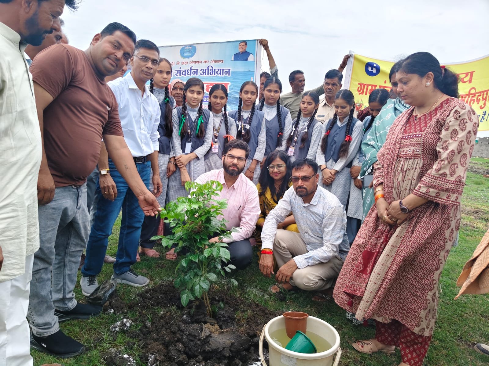 महिदपुर की ग्राम पंचायत में जिला पंचायत सीईओ श्रेयांस कुमट अधिकारियों और विद्यार्थियों के साथ पौधरोपण करते हुए।