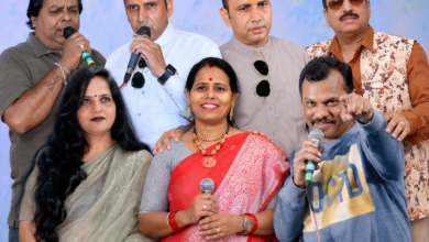 उज्जैन में आयोजित संगीत निशा कार्यक्रम में मंच पर मौजूद गायक कलाकार