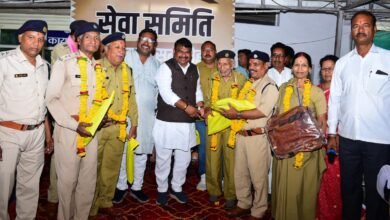 महापौर मुकेश टटवाल सेवा समिति के सदस्यों का सम्मान करते हुए