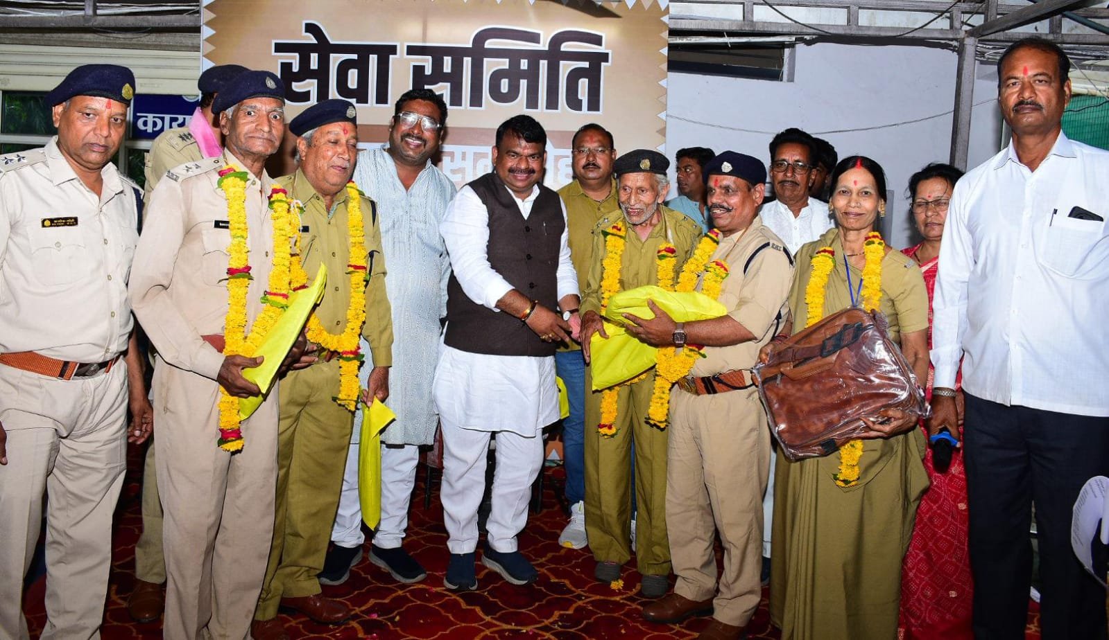 महापौर मुकेश टटवाल सेवा समिति के सदस्यों का सम्मान करते हुए
