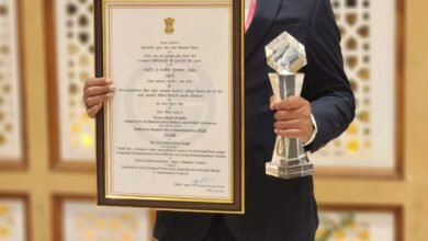 जयपुर में राष्ट्रीय ई-गवर्नेंस गोल्ड अवॉर्ड प्राप्त करते हुए उज्जैन कलेक्टर रौशन कुमार सिंह, महाकाल मंदिर की त्रिनेत्र एआई परियोजना को मिला सम्मान।