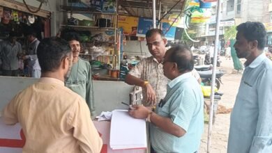 सुसनेर में दुकानदारों से टैक्स वसूली करते सीएमओ हरिओम शर्मा