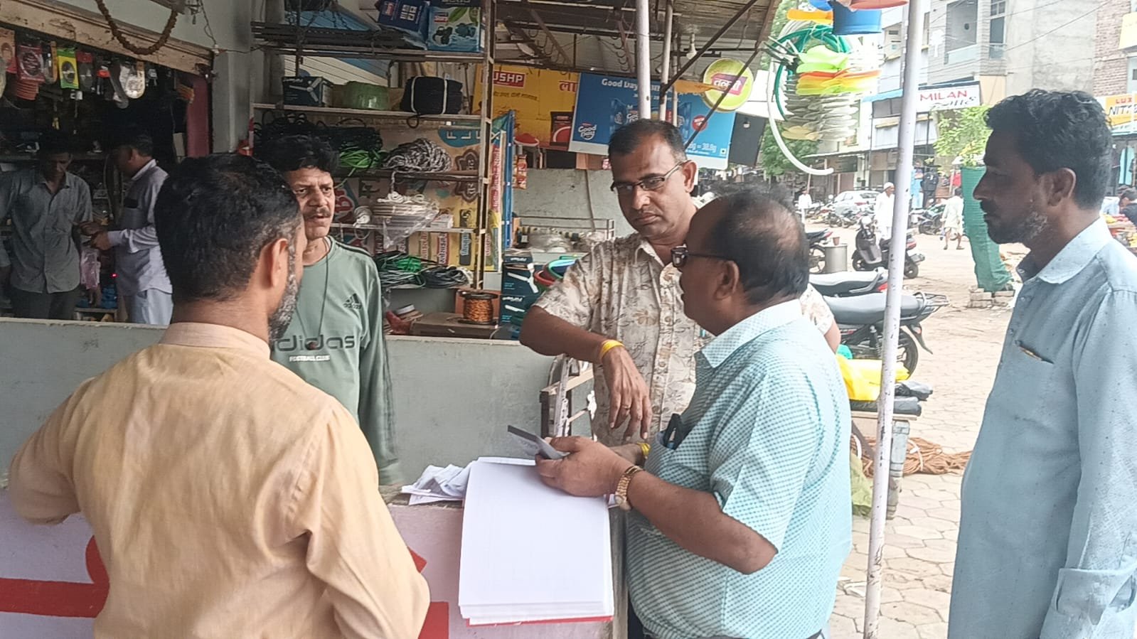 सुसनेर में दुकानदारों से टैक्स वसूली करते सीएमओ हरिओम शर्मा